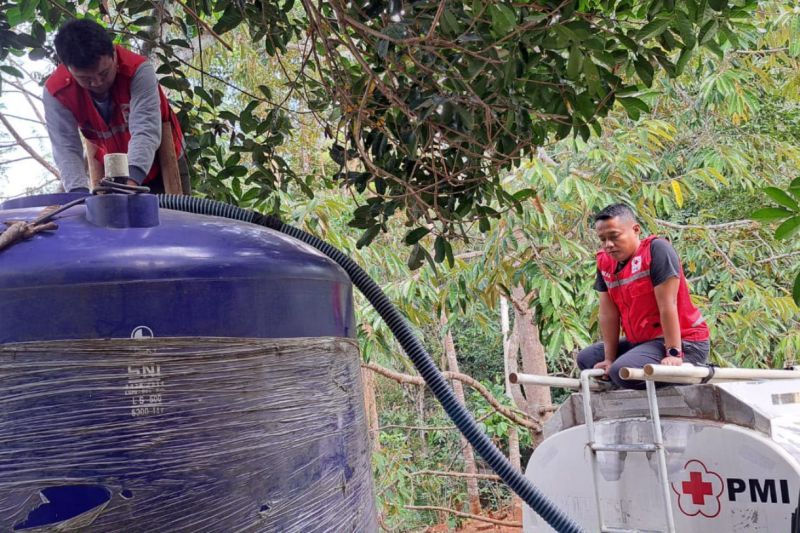 Gerak Cepat Cegah Jatuh Korban, PMI DIY Distribusikan Air...
