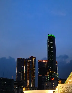 Mengapa Mal-Mal di Surabaya...