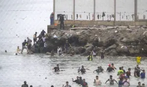 Warga bentrok dengan imigran ilegal buntut krisis migrasi di Ceuta