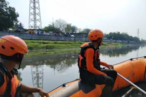 Berpacu dengan Waktu, Basarnas Lanjutkan Pencarian Pemuda Diduga Tenggelam di Kali Banjir Kanal Barat 