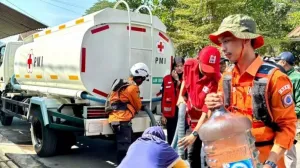 BPBD Bandung Salurkan Air Bersih bagi Warga yang Terdampak Kekeringan