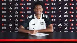 Bursa Transfer: Manchester United Pertahankan Enzo Kana-Biyik, Schalke Bidik Buonanotte