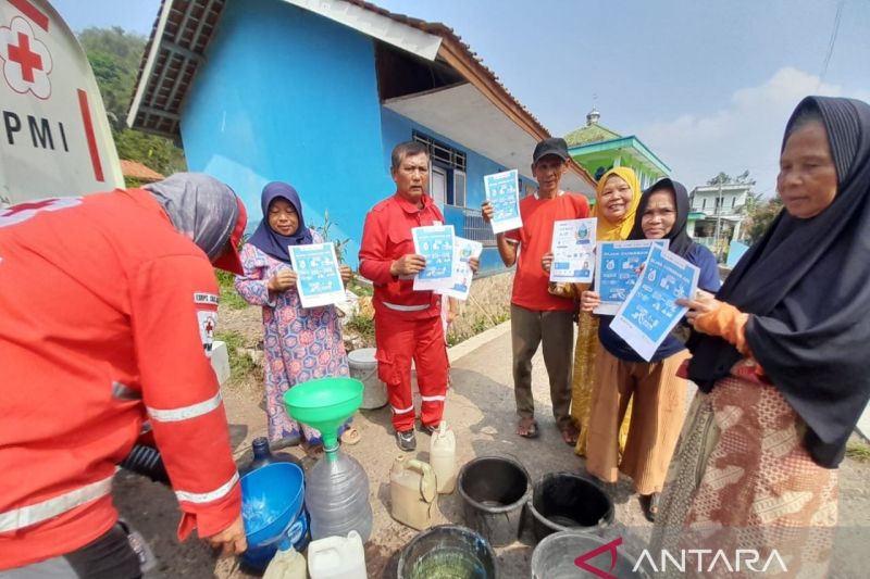 Dampak Kekeringan, PMI Cianjur Distribusikan Air Bersih u...