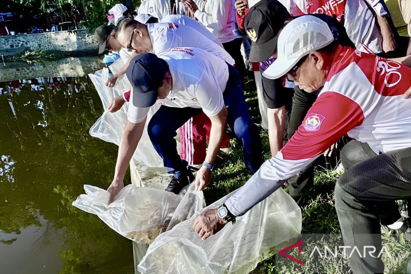 Danau Perintis Makin Asri, Pemprov Gorontalo Tanam 81 Poh...