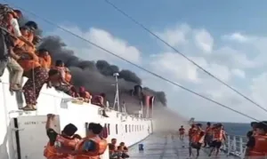 KMP Mutiara Sentosa 2 Terbakar, 9 Kapal Dikerahkan Evakuasi 250 Penumpang