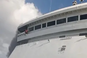 KMP Mutiara Sentosa 2 Terbakar di Perairan Madura, Ratusan Penumpang Dievakuasi