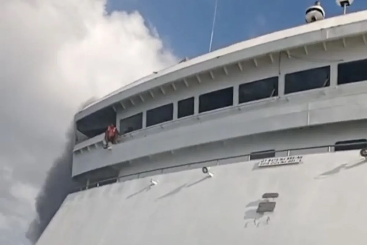 KMP Mutiara Sentosa 2 Terbakar di Perairan Madura, Penumpang Nekat Lompat ke Laut