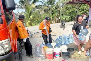 Sumur Mengering Total! Warga Selatan Cianjur Rela Antre Pasokan 30 Ribu Liter Air