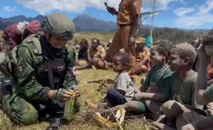 TNI Beri Bantuan  2 Ton Sembako untuk Warga Terdampak Kekeringan di Puncak Papua