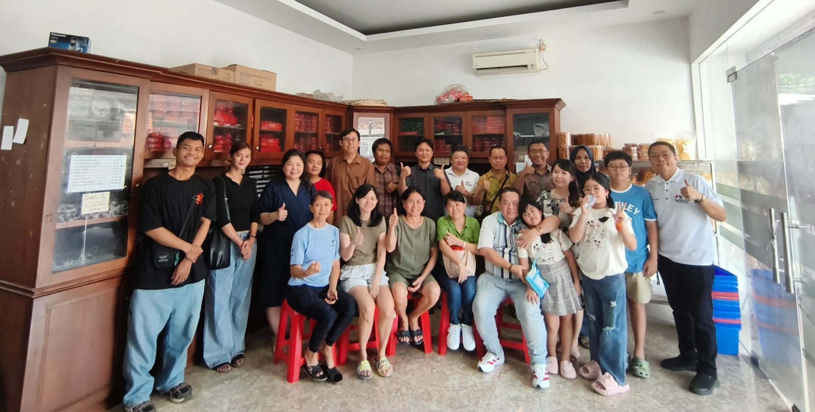 64 Tahun Setia pada Tradisi, Pabrik Kue Ny. Lauw Berbagi ...