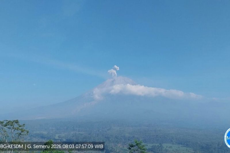 Gunung Semeru Lima Kali Erupsi dengan Tinggi Letusan hingga 700 meter