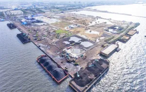 Kemarau Sebabkan Dermaga Marunda Surut dan Kapal Nelayan Kandas