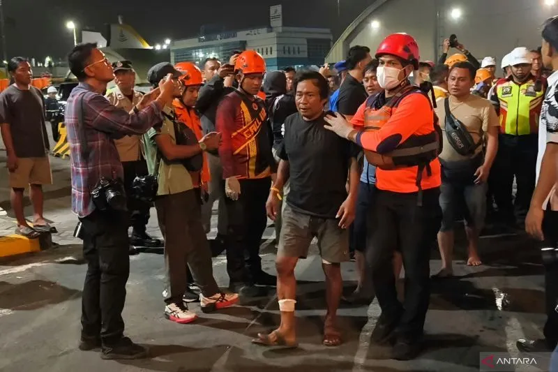 Ratusan korban selamat KMP Mutiara Santosa II Tiba di Sur...