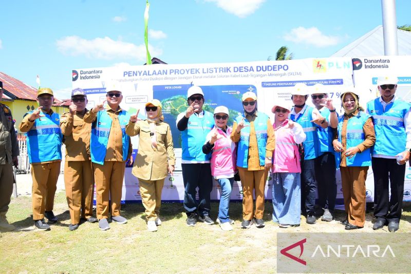 Setelah Menunggu Puluhan Tahun, Akhirnya Warga Pulau Dude...
