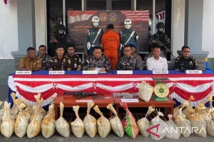 Terbongkar! 42 Karung Pasir Timah Ilegal Disembunyikan di Bawah Keramba Jaring Apung di Lingga.