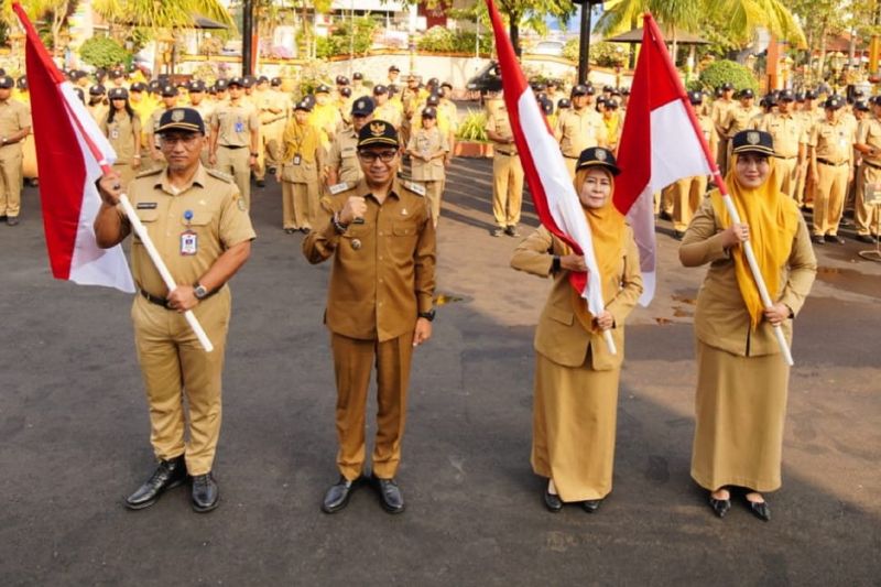 3.000 Bendera Merah Putih Dibagikan Gratis di Madiun, Sem...