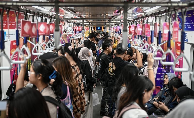 Bau Badan Menyengat, Seorang Penumpang Transjakarta Ditur...