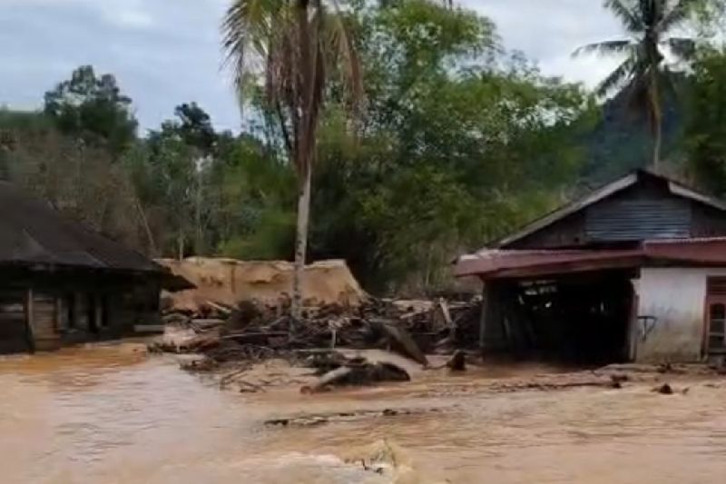 BNPB: Tanggul Jebol Picu Banjir di Tapteng, 150 Warga Mengungsi