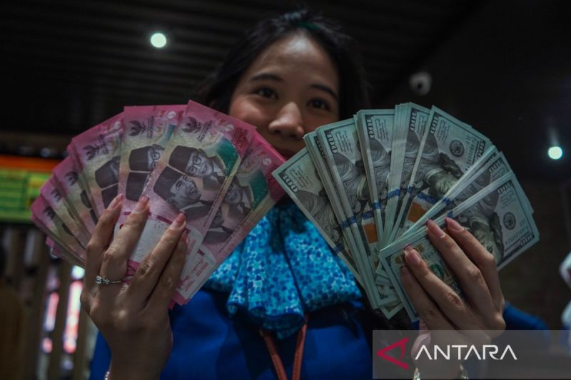 Rupiah Hari Ini Kembali Melemah, Alarm dari Neraca Perdag...