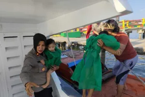 Satpolairud Tanjungpinang Mengevakuasi Tujuh Korban Pompong yang Terbalik