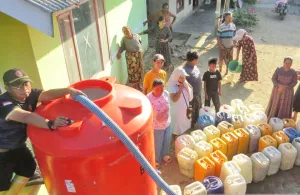 Sumur di Baban Jember Mulai Mengering, Warga Gunakan Air Sungai