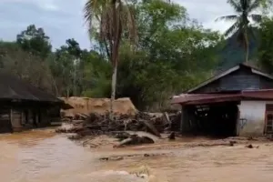 Tanggul Jebol di Tapanuli Tengah, Ratusan Warga Terpaksa Mengungsi 