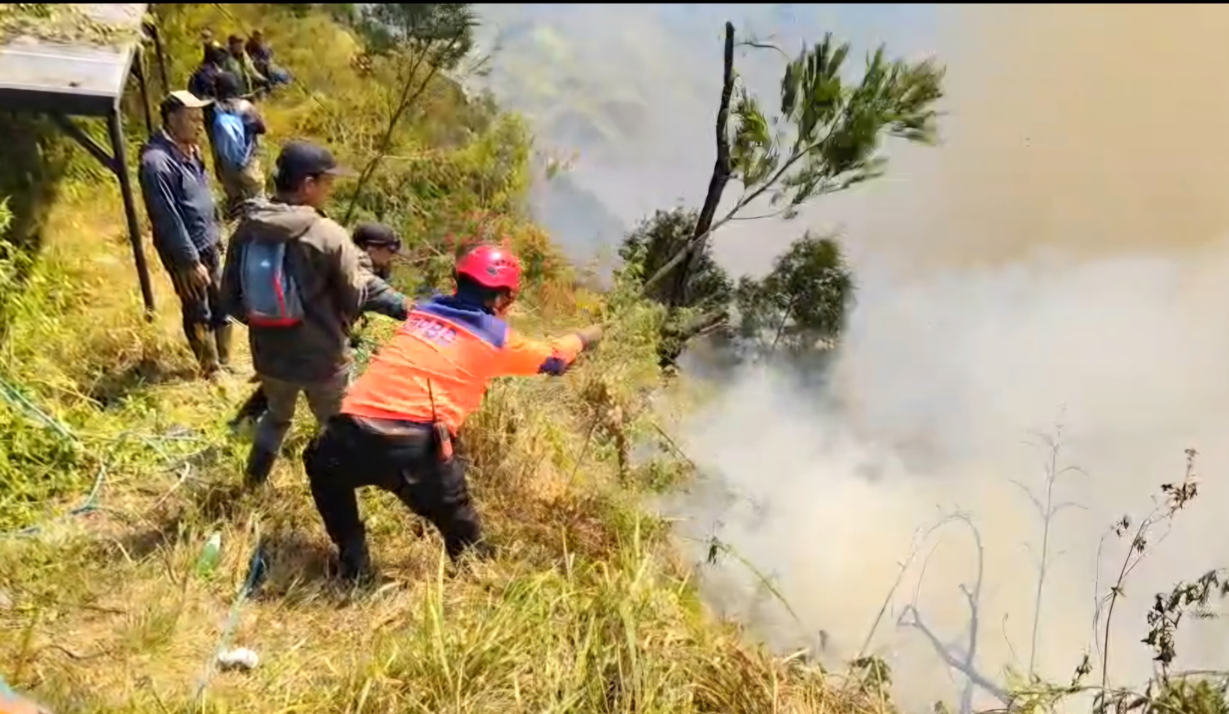 Kebakaran Bromo Meluas hingga 80 Hektare, Drone Turun Tangan