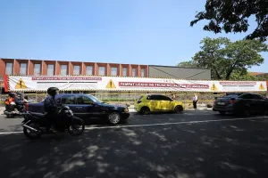 Pemkot Bandung Segel Videotron Ilegal di Jalan Martadinata  
