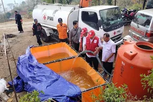 Penyaluran Bantuan Air Bers...