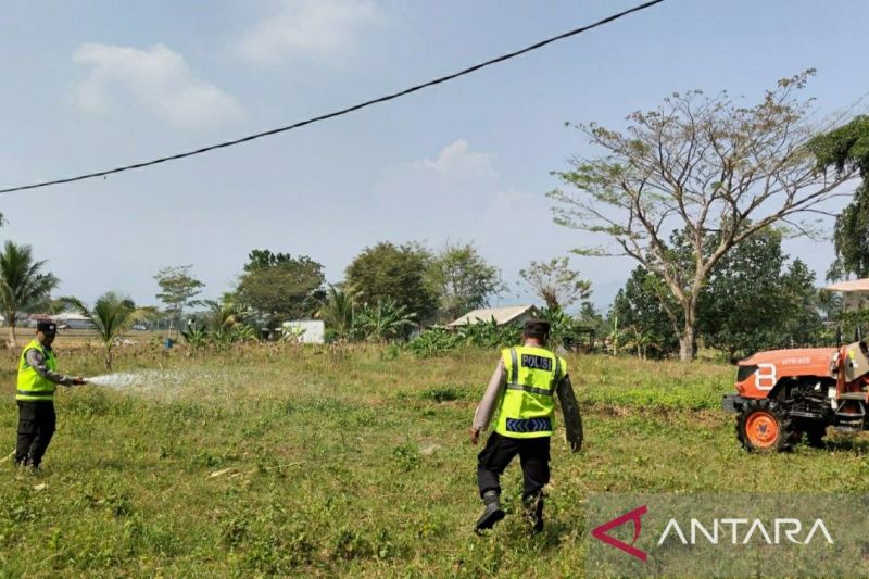 Dukung Swasembada Pangan, Polres Karawang Bantu Siapkan Lahan Jagung 