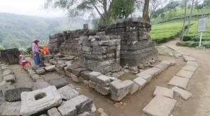 Candi dan Air Terjun sebaga...