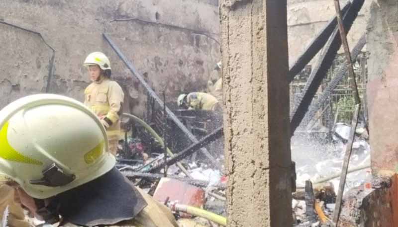 Damkar Jaksel Jinakkan Api di Gudang Buku SDN 04 Srengsen...