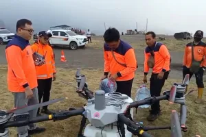 Karhutla Gunung Bromo, BPBD Jatim Turunkan Drone Water Spray dan Truk Damkar.