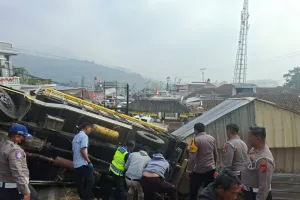 Kecelakaan Beruntun 6 Kendaraan di Ciwidey Bandung, Sebuah Truk Diduga Patah As 