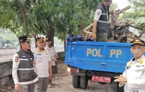 Petugas Gabungan Angkut Lapak PKL Liar di Kembangan Jakbar