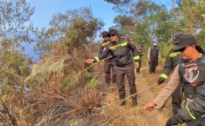 Polres Lumajang Buat Sekat Bakar Antisipasi Karhutla TNBTS Meluas