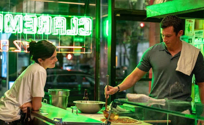 Review 'One Night Only': Romansa Komedi Seks Tanpa Adegan Seks, Menawan Tapi Gagal Satukan Cinta dan Distopia