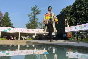 Semarakkan HUT RI, Kelurahan Kemanggisan, Jakbar Gelar Lomba Busana dengan Bahan Daur Ulang 