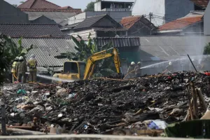 Awas! Timbun Sampah Ilegal ...