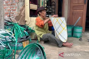 Di Tangan Perajin Rejang Lebong, Sampah Plastik Menjelma Kerajinan Istimewa