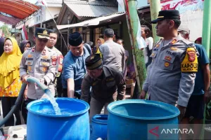 Polres Cirebon Kota Distribusi Air Bersih ke Daerah Rawan