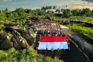 Bendera Merah Putih 10x6 Meter Dibentangkan di Wisata Batu Datar Natuna.