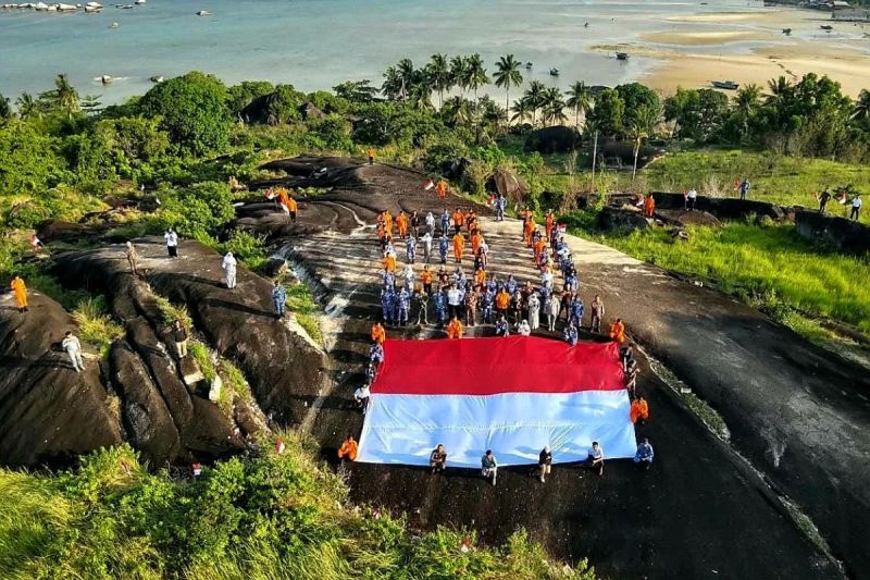 Bendera Merah Putih 10x6 Meter Dibentangkan di Wisata Bat...