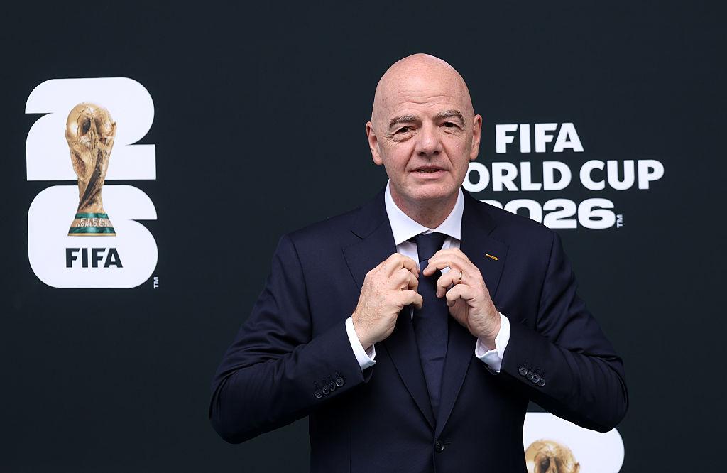 Desakan Mundur Menguat, Presiden FIFA Infantino Justru Da...