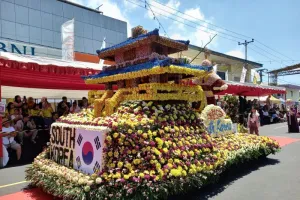 Keren Bunga Lokal Mendunia, Puluhan Kendaraan Hias Ikut Parade Tomohon International Flower Festival