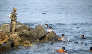 Makin Bingung, Ratusan Migran Terdampar di Pantai Ceuta Tak Dapat Ajukan Suaka