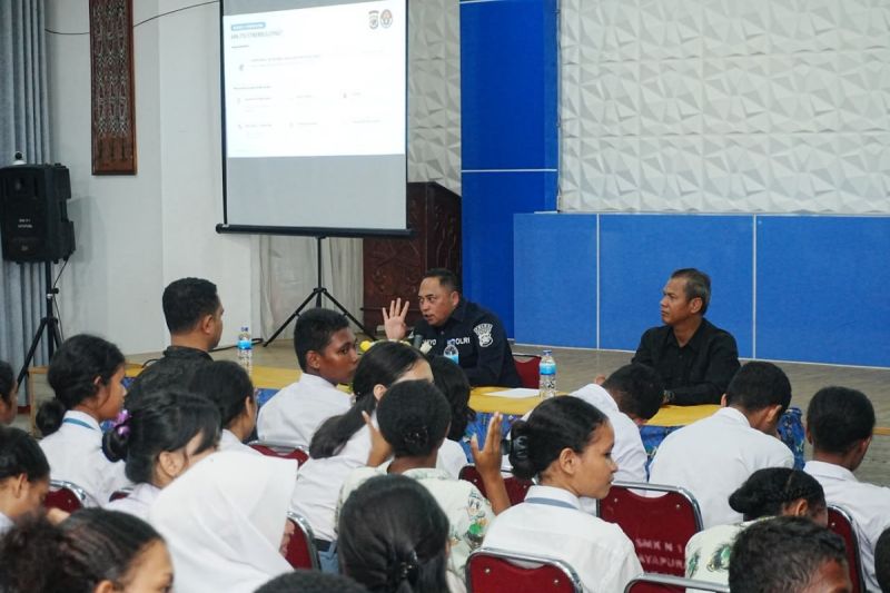 Polda Papua Ajak Pelajar Jayapura Bijak Bermedsos guna Cegah Kejahatan Digital