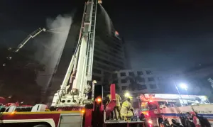 Tiga Unit Bronto Skylift Dikerahkan untuk Padamkan Api di Gedung Bapeda DKI