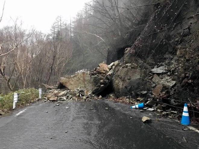 Bencana Longsor Memutus Akses Jalan di Nagano, Jepang. Ra...