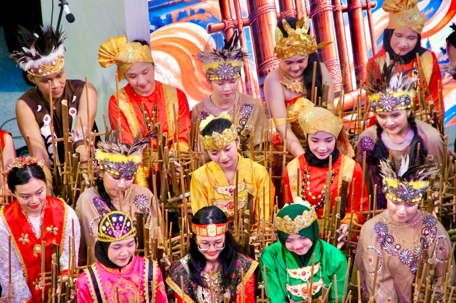 Buka Indonesia Shopping Festival 2026, Tim Angklung Bandu...